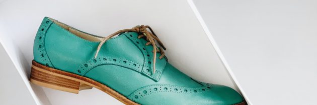 Eleganckie buty na płaskim obcasie – sprawdź, czy masz je w swojej garderobie